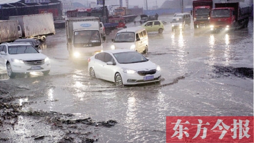 鄭州南四環(huán)柴郭轉(zhuǎn)盤(pán)南500米處的“泥坑”，