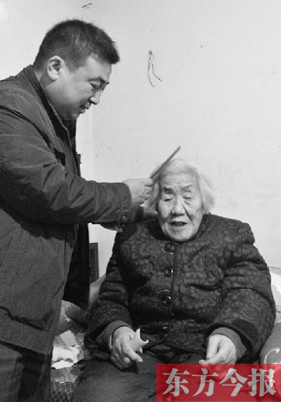 王永周給王素琴梳頭發(fā) 王永周給王素琴梳頭發(fā)