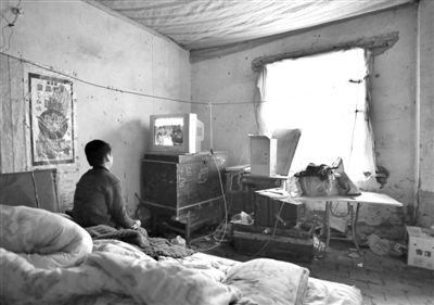 11月21日，武文英小兒子中午放學(xué)回家坐在床上看電視，母親進看守所之后，小兒子變得沉默寡言。