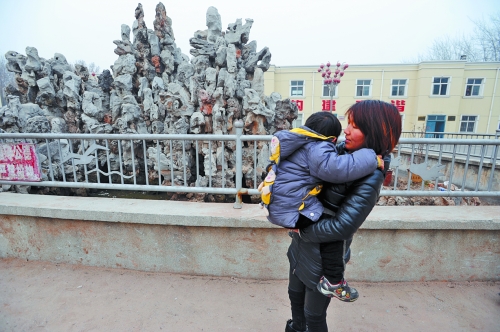 經(jīng)歷了之前的兇險，窩在媽媽懷中的亮亮看到水池，仍感到有些害怕。