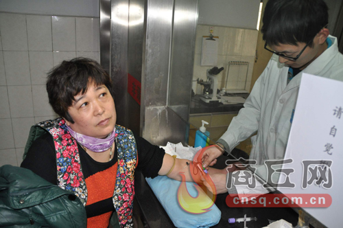 劉艷平的血樣和浙江省一位患者成功配型，1月15日下午3點(diǎn)，醫(yī)護(hù)人員正在為劉艷平再次抽取血樣