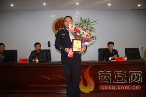 高兵雷是睢陽區(qū)檢察院一位檢察干警，在去鄭州捐獻(xiàn)造血干細(xì)胞時(shí)，他所在的單位為他組織了熱烈的歡送儀式