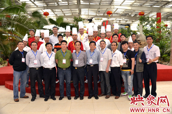 選手、工作人員和評委親密合影