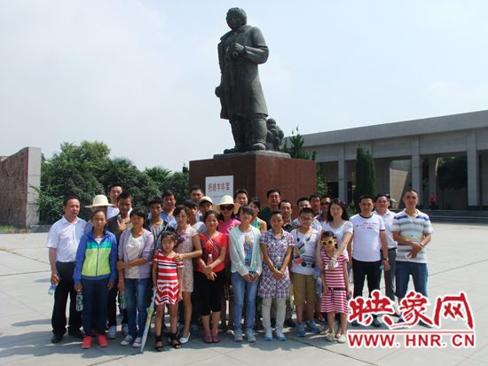 昊翔投資有限公司董事長尼冬松和云南受資助師生合影 昊翔投資有限公司董事長尼冬松和云南受資助師生合影