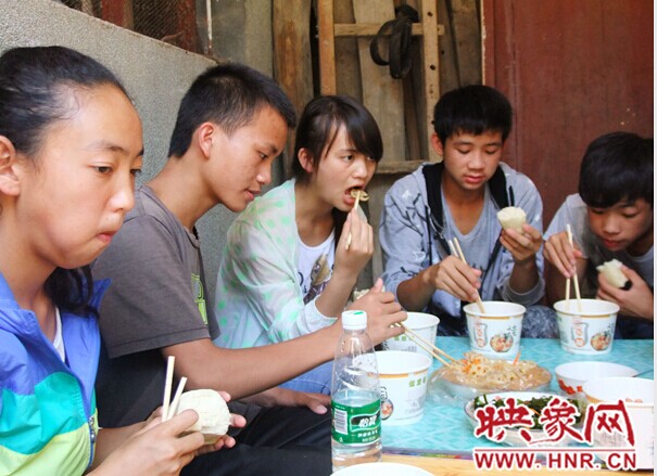 云南受資助學生農(nóng)家就餐 云南受資助學生農(nóng)家就餐