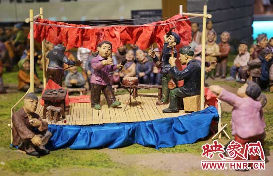 河南寶豐中華曲藝展覽館內(nèi)的說唱和聽書造型的泥塑人。（3月1日攝）