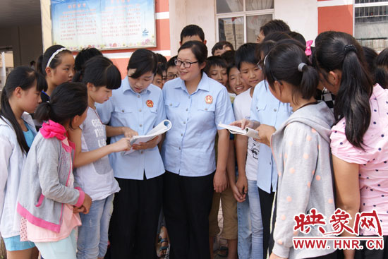 法官們與學(xué)生交流 法官們與學(xué)生交流