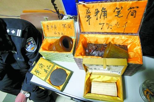 這些商品被暫扣，并根據(jù)鑒定情況對販賣者依法處罰。 記者 閆化莊 攝