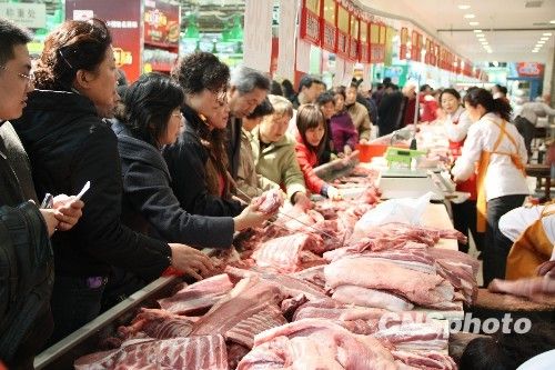 資料圖。1月份CPI等經(jīng)濟(jì)數(shù)據(jù)將于今天發(fā)布。多家機(jī)構(gòu)預(yù)計(jì)，受春節(jié)“錯(cuò)位”因素及豬肉價(jià)格回落影響，1月CPI同比漲幅在1.8%左右。從各機(jī)構(gòu)發(fā)布的報(bào)告來看，從2月開始，CPI或?qū)⑦M(jìn)入新一輪上行周期。