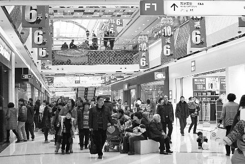  近年來，在商場“過年”成了很多市民的選擇。