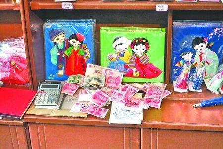 2012年6月21日，在朝鮮羅先特別市的一家商店里，柜臺上散落著一些人民幣。在朝鮮，人民幣比本國的貨幣更受歡迎。 CFP供圖