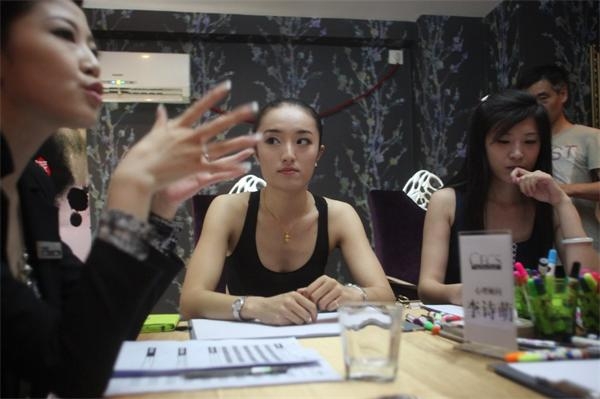 圖為參選者在等待選拔。