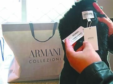 紀(jì)萬(wàn)昌展示其中一件阿瑪尼女皮衣。