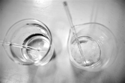 溶解檢測法中，左邊溶入真蠶絲的液體變得渾濁，完全溶解。