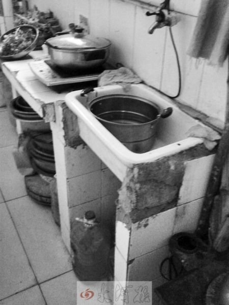 河南胎盤膠囊加工作坊亂象:臟臭廚房?jī)?nèi)加工(圖) 河南胎盤膠囊加工作坊亂象:臟臭廚房?jī)?nèi)加工(圖)