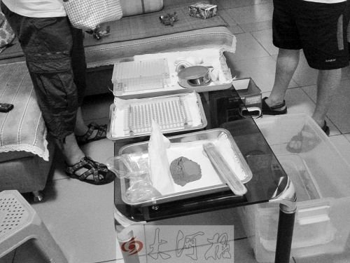 河南胎盤膠囊加工作坊亂象:臟臭廚房?jī)?nèi)加工(圖) 河南胎盤膠囊加工作坊亂象:臟臭廚房?jī)?nèi)加工(圖)