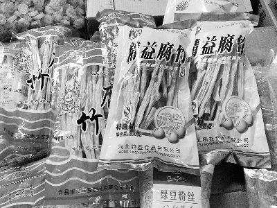 內(nèi)黃腐竹含吊白塊被曝光后，市場(chǎng)上內(nèi)黃產(chǎn)腐竹難覓蹤跡。攤主所售產(chǎn)品大多出自河南許昌和河北保定