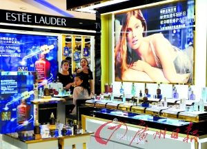 今年以來(lái)，雅詩(shī)蘭黛等大牌化妝品相繼被檢出不合格產(chǎn)品。（圖片來(lái)源：廣州日?qǐng)?bào) 王燕攝）