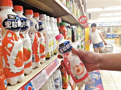 昨日，勁松京客隆超市貨架上，可口可樂果粒奶優(yōu)仍在售?？煽诳蓸饭咀蛉瞻l(fā)表聲明稱，已使用25公斤可能受到肉毒桿菌污染的乳粉，用于生產個別批次的美汁源果粒奶優(yōu)。新京報記者 韓萌 攝