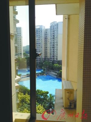 番禺某養(yǎng)老公寓外可見室外泳池。羅樺琳/圖