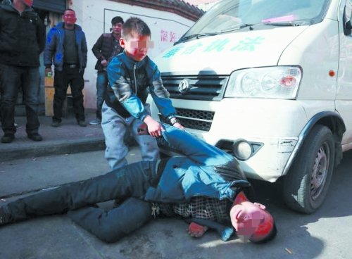 孩子想把躺在執(zhí)法車前的父親拉起來 孩子想把躺在執(zhí)法車前的父親拉起來