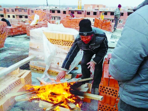 在俄羅斯工地打工時，因為天太冷，工人不得不在工地生火取暖。（圖由方先生提供）