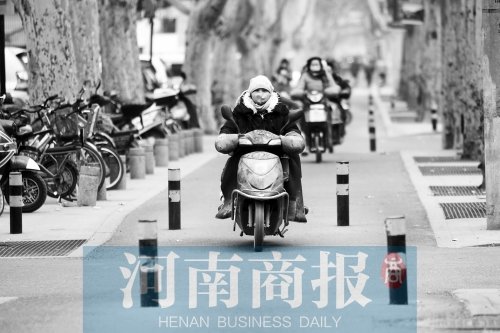 金水路防疫路附近，路樁間距很小，電動車經(jīng)過時要很小心才能避開