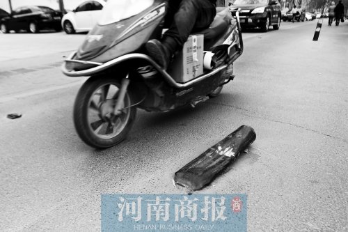 金水路上，一根路樁被撞倒