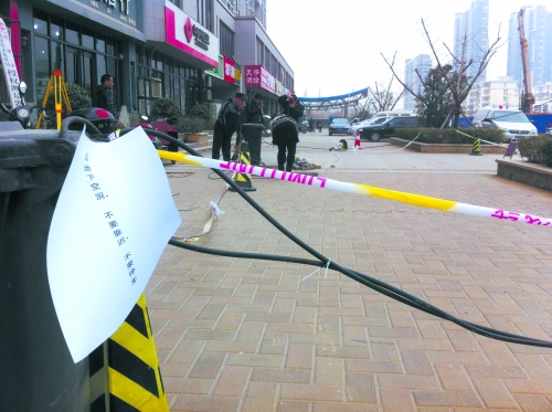 這處危險路段，從表面看沒有一點異常。但是在地面下，坍塌的大坑可裝下中巴車。