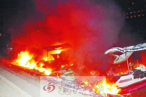 觀光船著火，火光沖天。