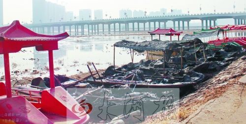 被燒毀的觀光船，殘破不堪。