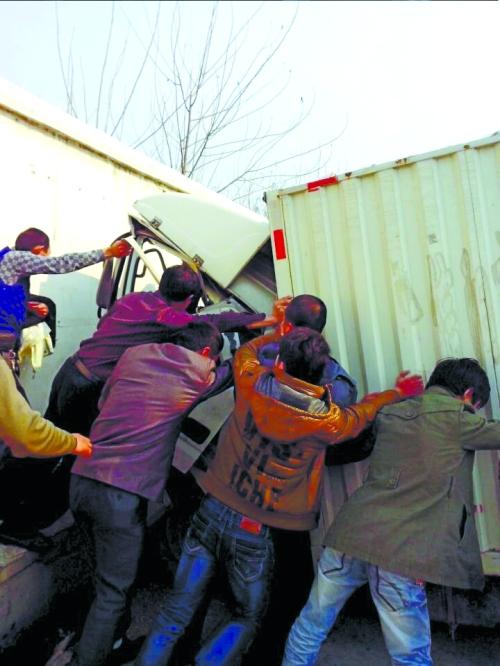眾人把車往后推，從駕駛室救人
