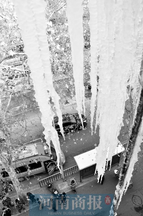 冰掛直指地面，知情的路人不得不繞道而過