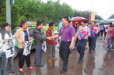 專(zhuān)案組押解嫌疑人回洛，的哥的姐自發(fā)前來(lái)迎接。