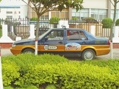 現(xiàn)場(chǎng)遺留的被劫出租車(chē) 本版圖片由洛陽(yáng)市公安局高新派出所提供