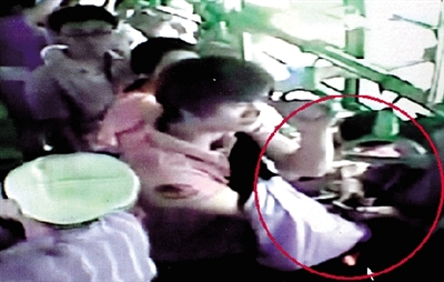 一名小偷拉開了乘客李女士的包，并在包里摸了足足3分多鐘。最終，李女士被偷了2.4萬多元錢?！?翻拍視