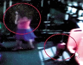 去年10月份的一天，一名女乘客打著電話下了車，包丟在了車上。(翻拍視頻)