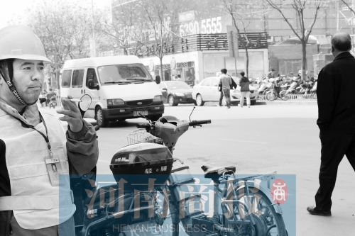  燃氣泄漏,消防員演習(xí)變實戰(zhàn)。而幾米外,有工作人員在抽煙