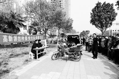 退贓大會(huì)上，石獅子物歸原主