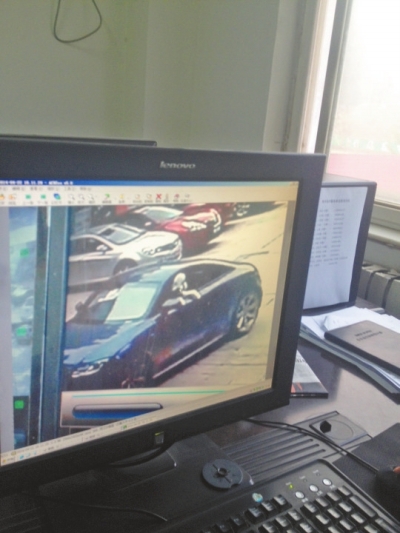 監(jiān)控錄像顯示，肇事車駕駛室內(nèi)有狗頭探出窗外。