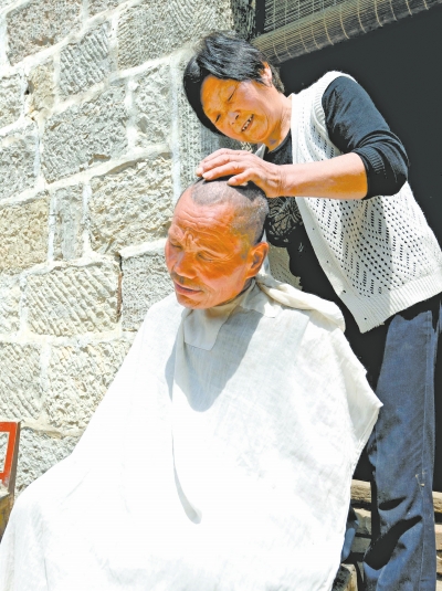 為了照顧兩個小叔，馬英專門學(xué)會了理發(fā)。