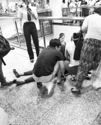 男子繼母被捅傷后跑到站內(nèi)，倒在了地上（圖片來(lái)自網(wǎng)絡(luò)）。