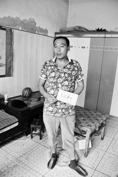 采建新拿的信封里，是南京警方送來(lái)的獎(jiǎng)金。