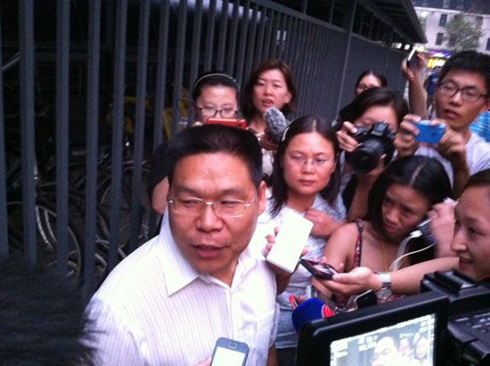 受害人的辯護律師田參軍在庭審結束后接受記者采訪 受害人的辯護律師田參軍在庭審結束后接受記者采訪