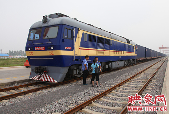 等待出發(fā)的第二班鄭歐國(guó)際貨運(yùn)專(zhuān)列 等待出發(fā)的第二班鄭歐國(guó)際貨運(yùn)專(zhuān)列