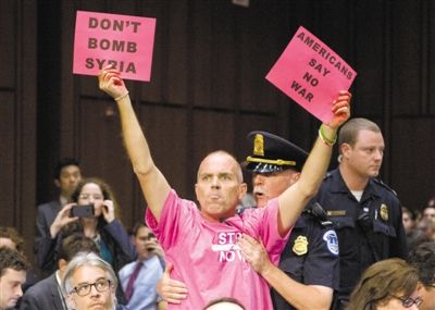 3日，美參議院外委會舉行敘利亞問題聽證會，民眾在現場示威，抗議美國軍事干預敘利亞。