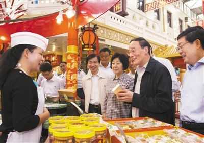9月6日，王岐山在天津南市食品街調(diào)研，在月餅柜臺前，詢問中央關(guān)于中秋國慶嚴(yán)禁公款送禮的規(guī)定發(fā)布后的銷售情況。新華社記者 李學(xué)仁 攝