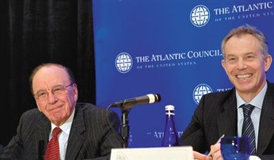 2008年，布萊爾與默多克在美國(guó)參加一國(guó)際會(huì)議。