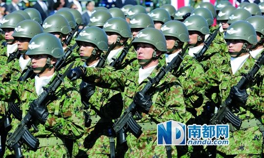 10月27日，日本自衛(wèi)隊舉行閱兵儀式