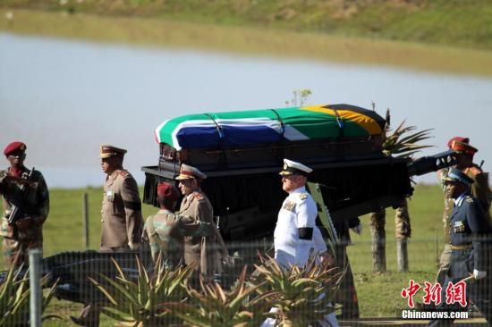 圖為南非海、陸、空三軍首腦為曼德拉護(hù)靈。宋方燦 攝